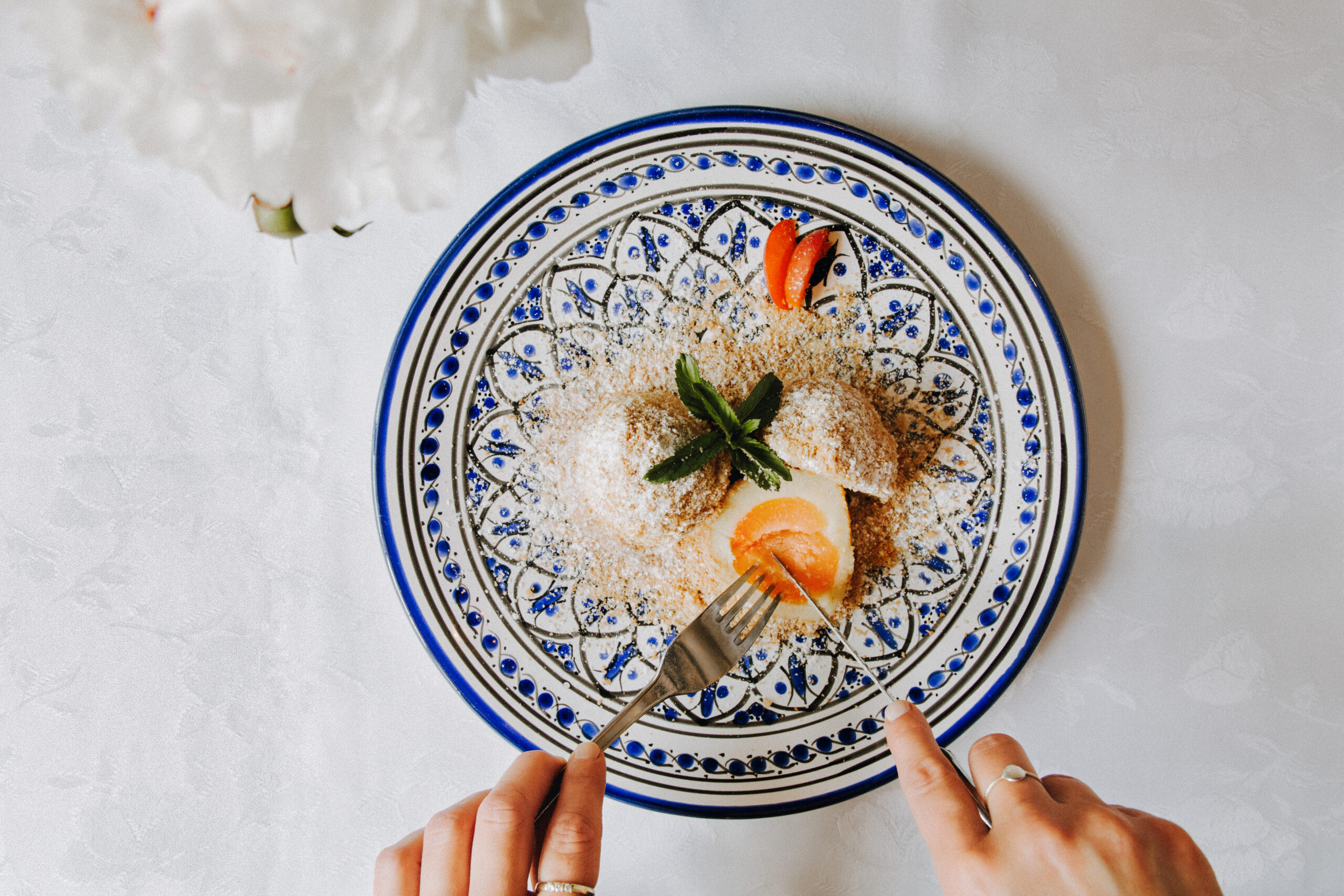 Seafood plate with prawns served on a decorated blue-and-white dish
