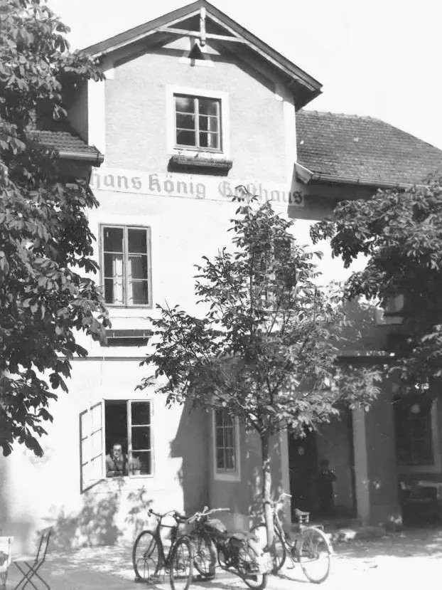 Historische Außenaufnahme des Gasthauses König mit Fahrrädern vor dem Eingang