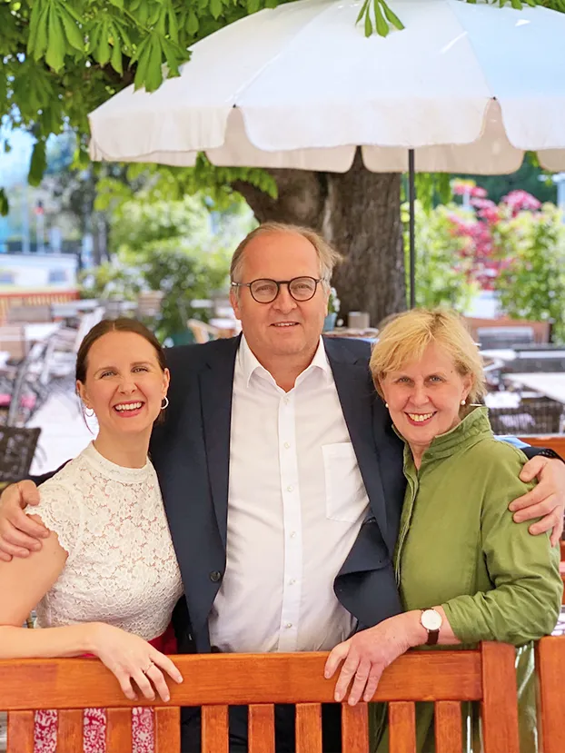 Eva, Helge und Gabi gemeinsam im Gastgarten des Gasthof König