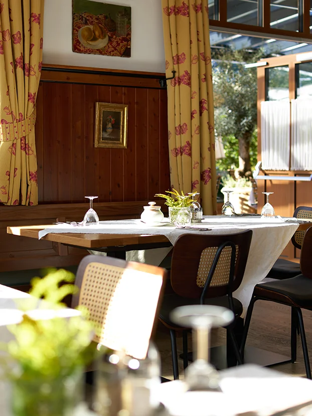 Gemütlicher Frühstücksraum im Gasthof König mit gedeckten Tischen und Blick ins Grüne