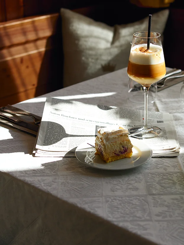 Kaffee und Kuchen auf einem sonnigen Tisch im Gasthof König.